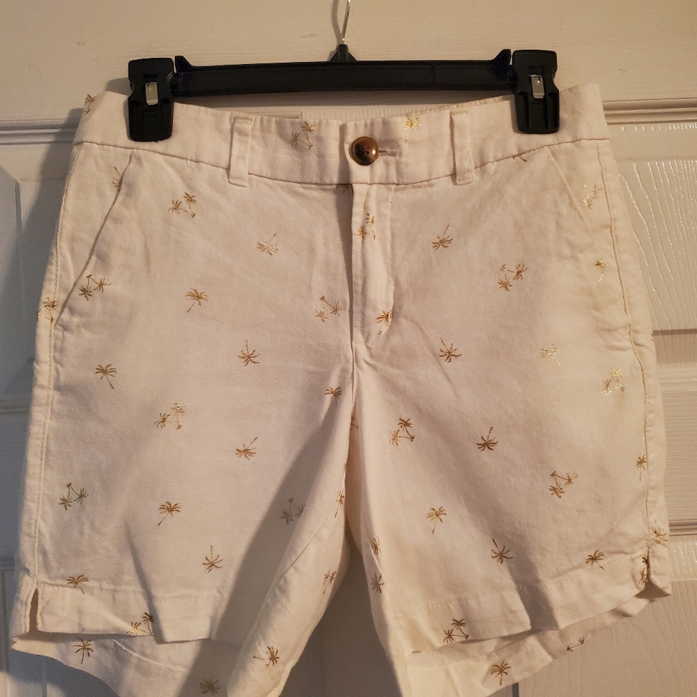 Like New "Old Navy" Mid Rise Everyday shorts! Size: 0 Color: White w/ palm trees
